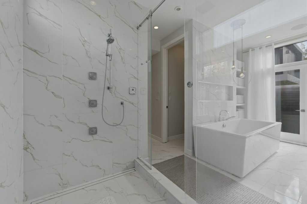 305 Jarvis Glen Court, Jarvis Bay, AB - Indoor Photo Showing Bathroom