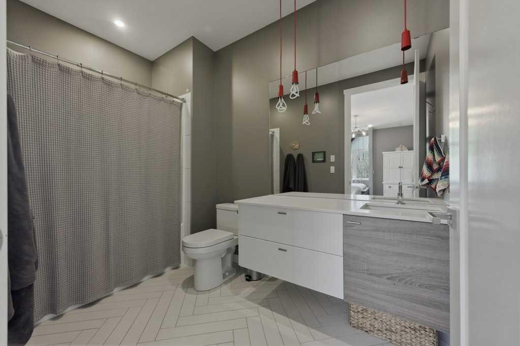 305 Jarvis Glen Court, Jarvis Bay, AB - Indoor Photo Showing Bathroom