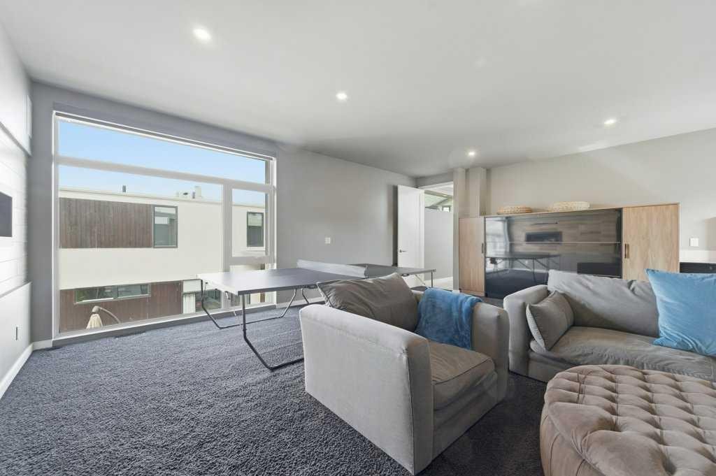 305 Jarvis Glen Court, Jarvis Bay, AB - Indoor Photo Showing Living Room