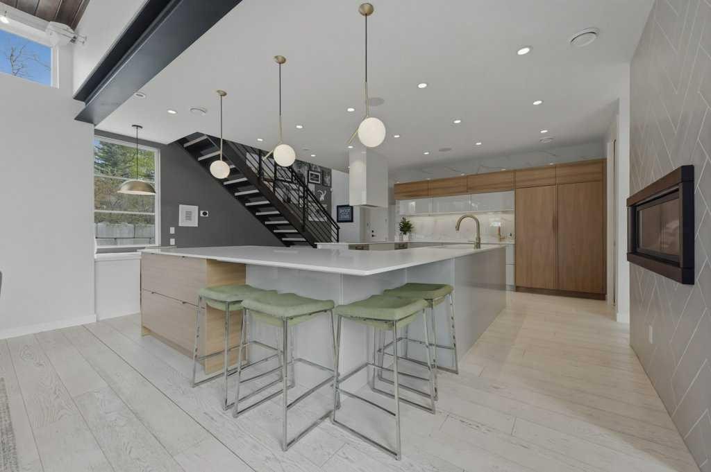 305 Jarvis Glen Court, Jarvis Bay, AB - Indoor Photo Showing Kitchen With Upgraded Kitchen