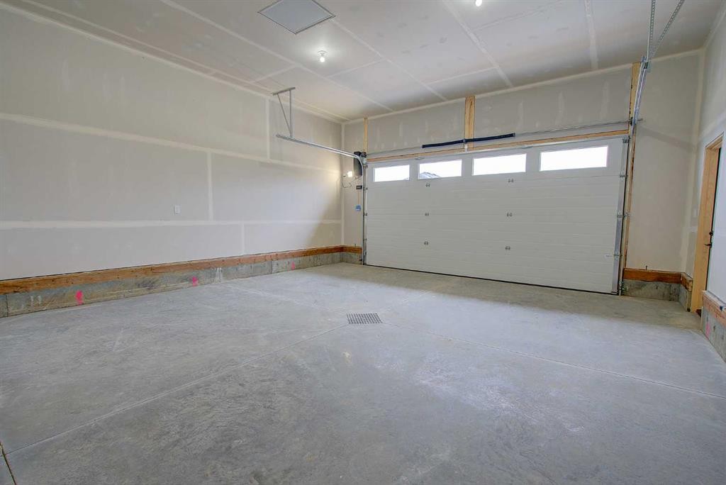 20 Ian Way, Sylvan Lake, AB - Indoor Photo Showing Garage