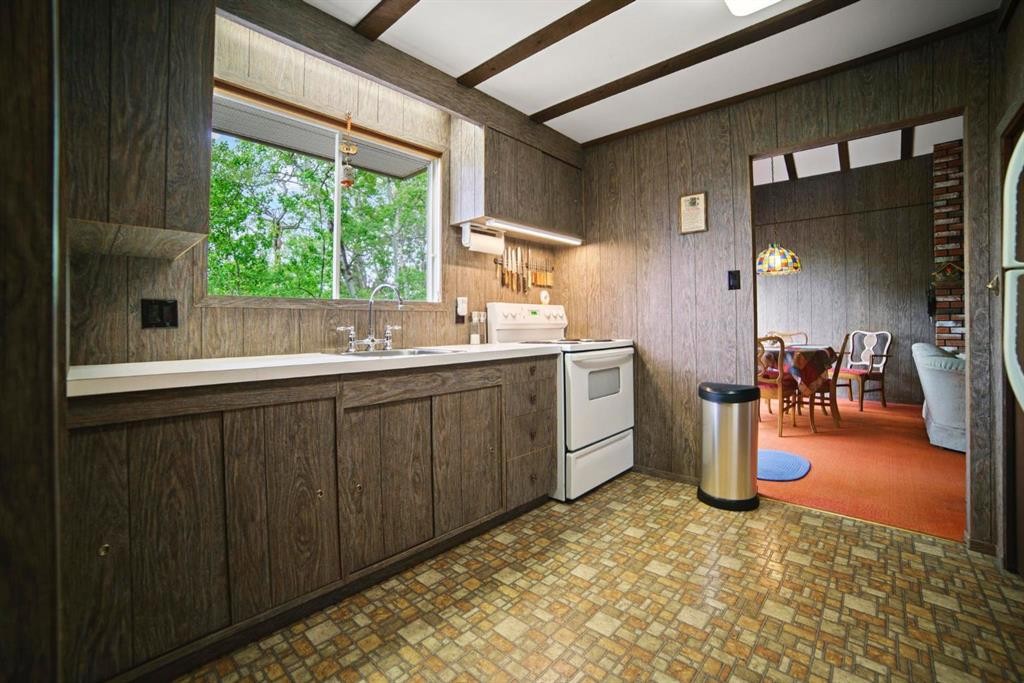 5 Shady Drive, Rochon Sands, AB - Indoor Photo Showing Kitchen