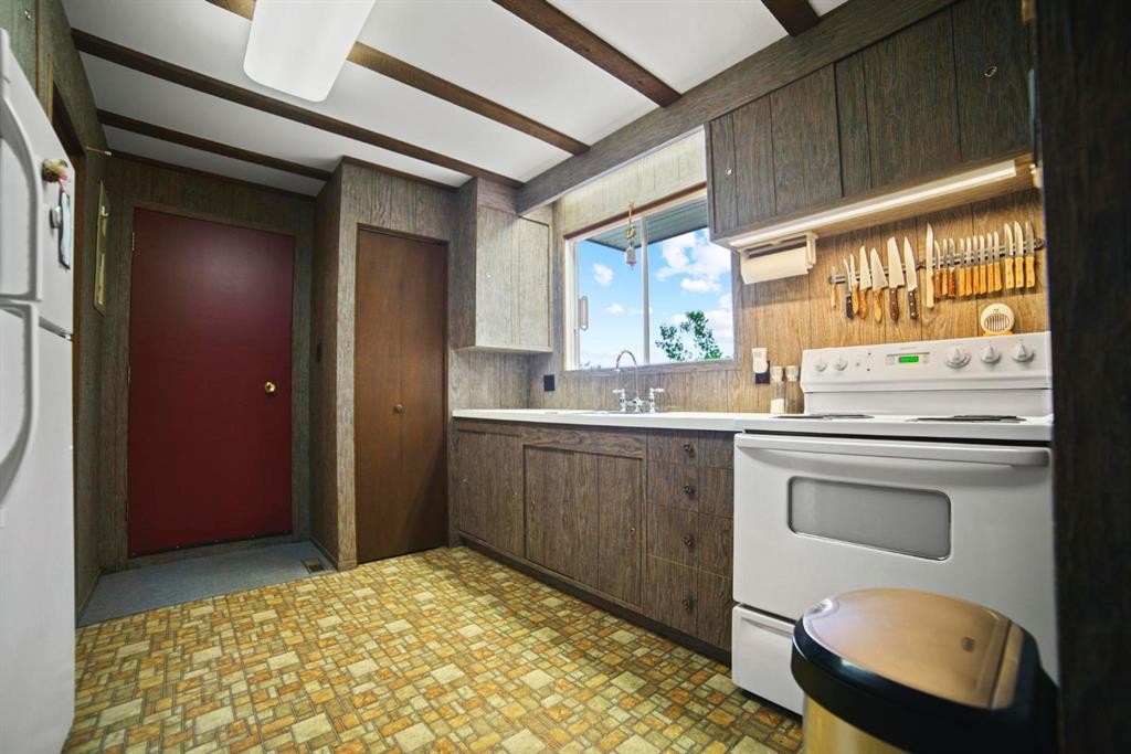 5 Shady Drive, Rochon Sands, AB - Indoor Photo Showing Kitchen