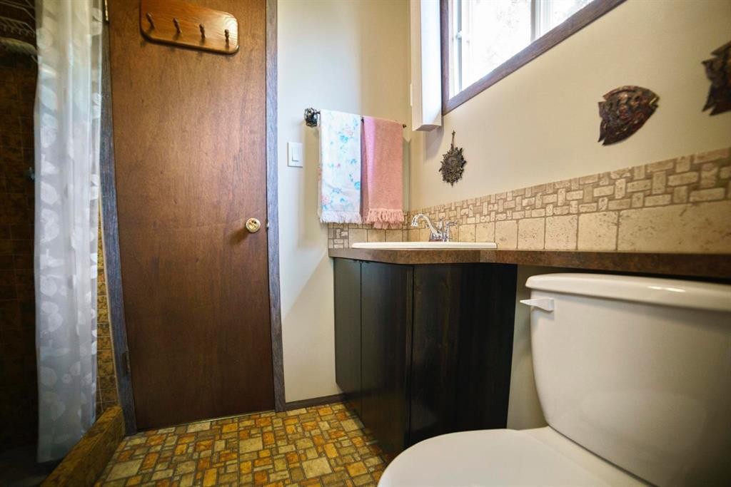 5 Shady Drive, Rochon Sands, AB - Indoor Photo Showing Bathroom