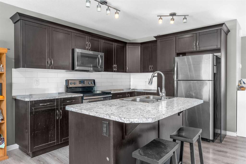 22 Hawthorn Place, Sylvan Lake, AB - Indoor Photo Showing Kitchen With Stainless Steel Kitchen With Double Sink With Upgraded Kitchen