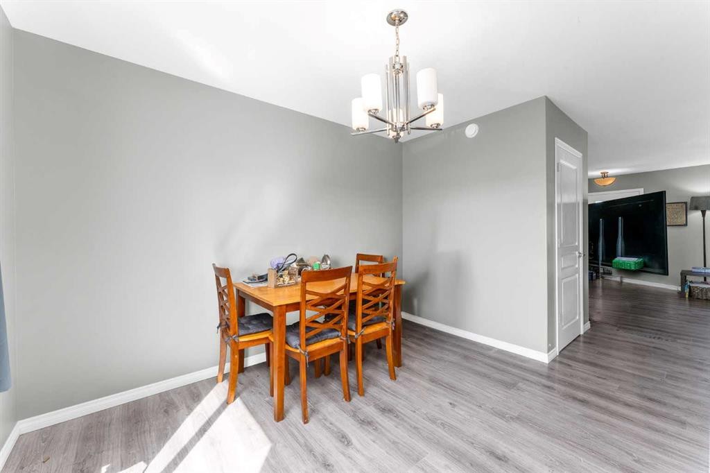 22 Hawthorn Place, Sylvan Lake, AB - Indoor Photo Showing Dining Room