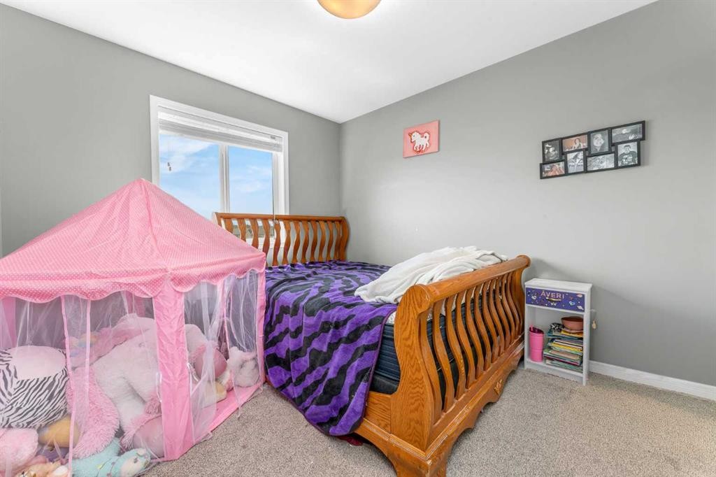 22 Hawthorn Place, Sylvan Lake, AB - Indoor Photo Showing Bedroom