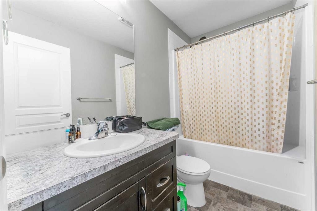 22 Hawthorn Place, Sylvan Lake, AB - Indoor Photo Showing Bathroom