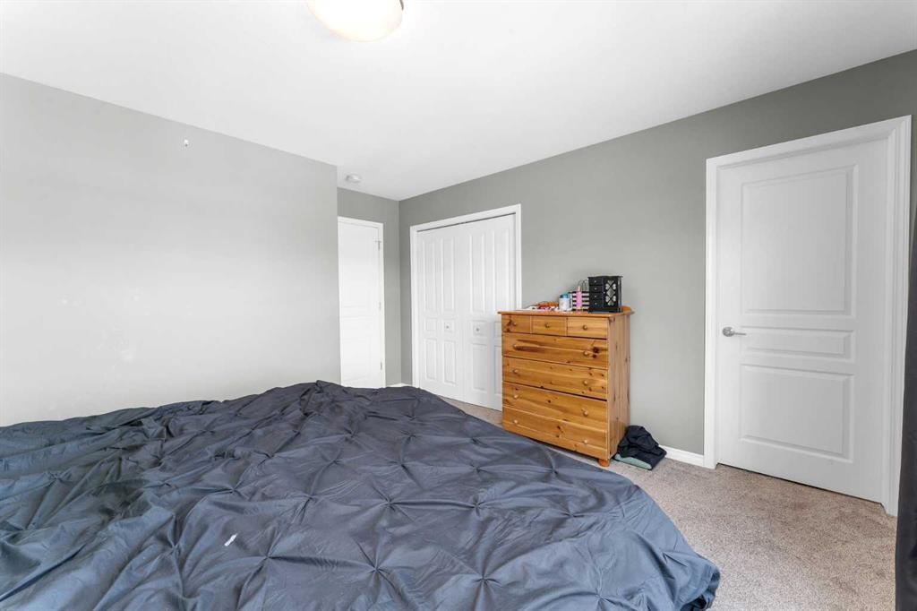 22 Hawthorn Place, Sylvan Lake, AB - Indoor Photo Showing Bedroom