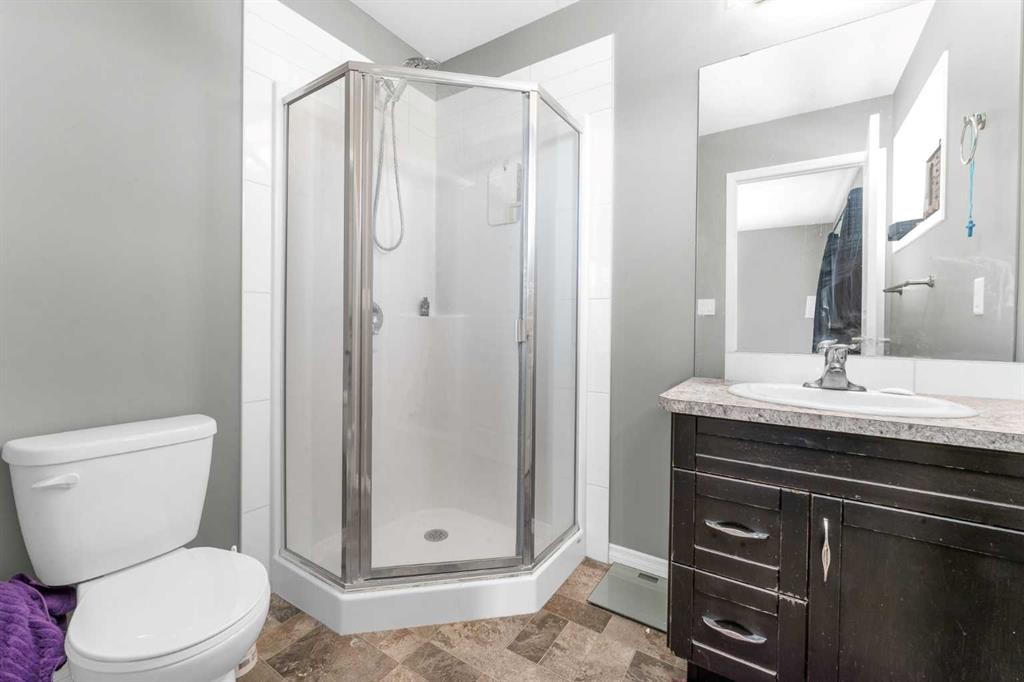 22 Hawthorn Place, Sylvan Lake, AB - Indoor Photo Showing Bathroom