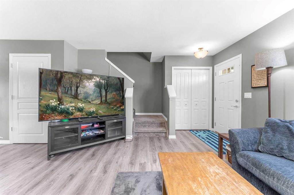 22 Hawthorn Place, Sylvan Lake, AB - Indoor Photo Showing Living Room