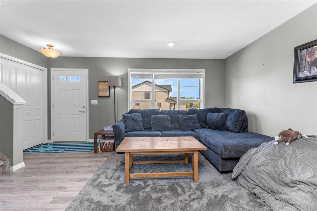 22 Hawthorn Place, Sylvan Lake, AB - Indoor Photo Showing Living Room
