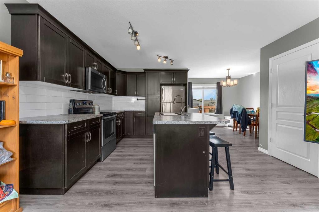 22 Hawthorn Place, Sylvan Lake, AB - Indoor Photo Showing Kitchen