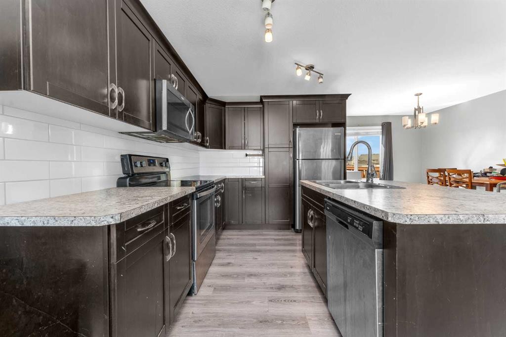 22 Hawthorn Place, Sylvan Lake, AB - Indoor Photo Showing Kitchen With Stainless Steel Kitchen With Upgraded Kitchen