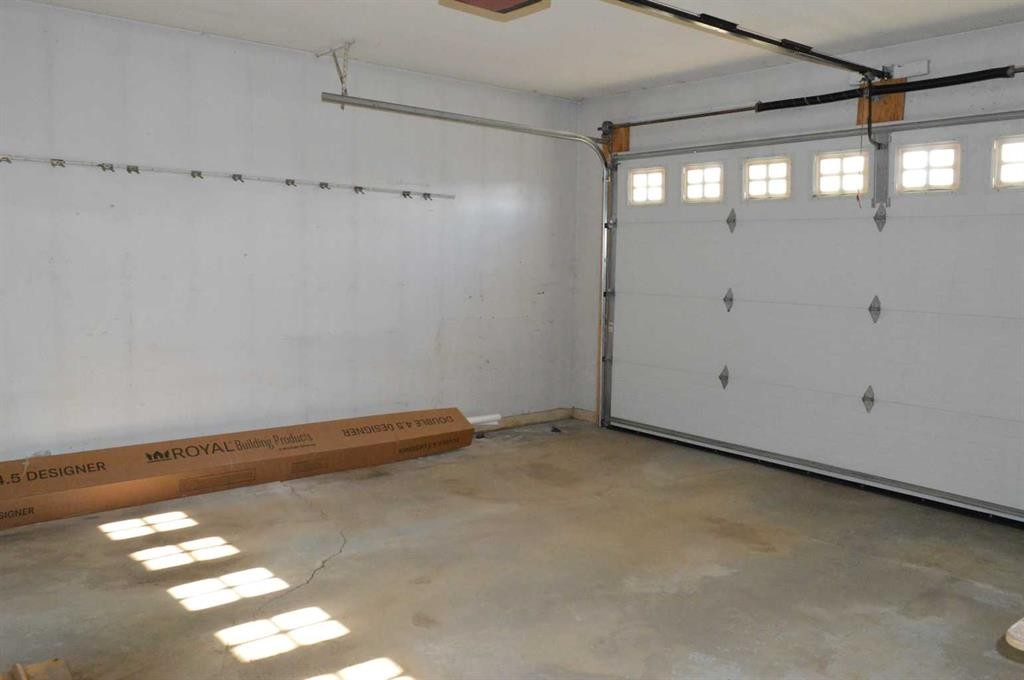 4826 58 Street, Killam, AB - Indoor Photo Showing Garage