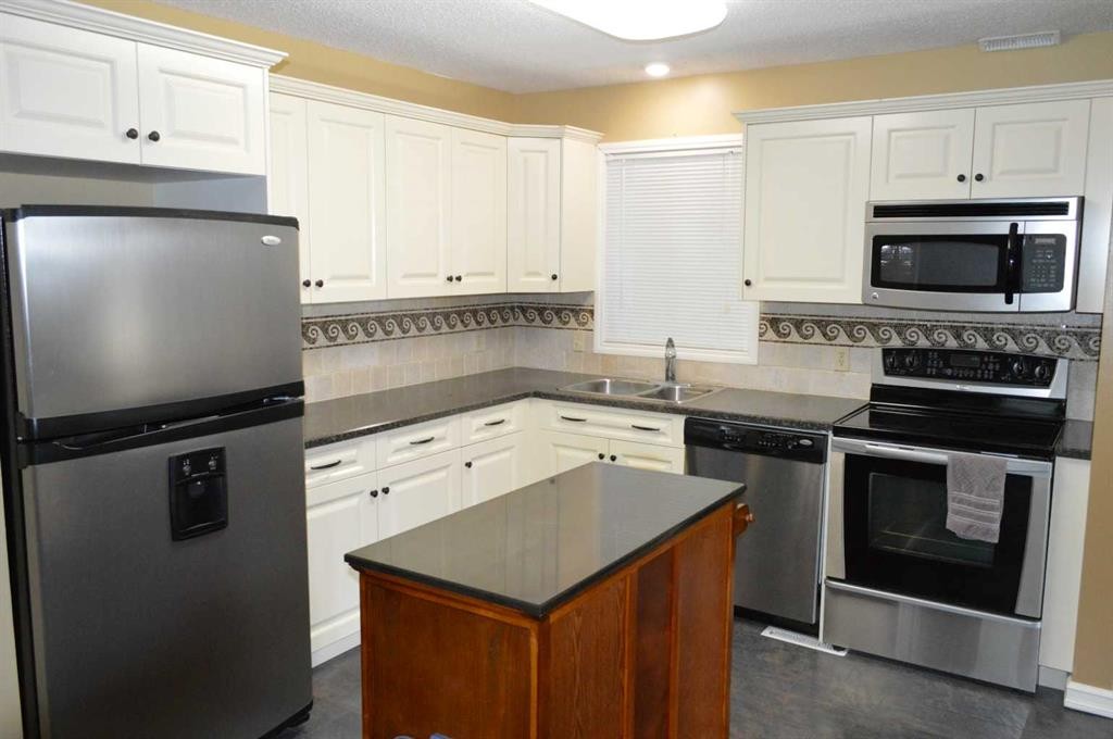 4826 58 Street, Killam, AB - Indoor Photo Showing Kitchen With Double Sink