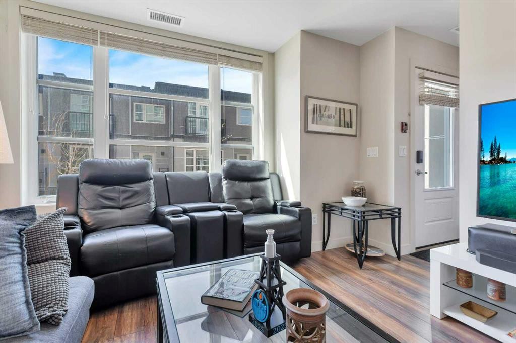 5131-2660 22 Street, Red Deer, AB - Indoor Photo Showing Living Room