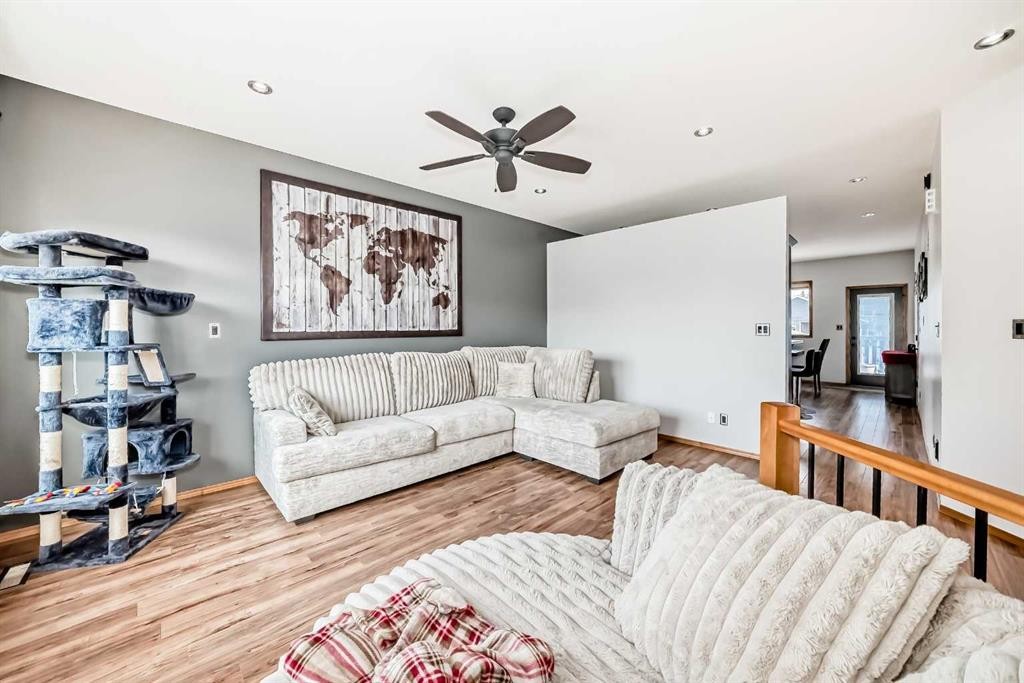 28 Bowman Circle, Sylvan Lake, AB - Indoor Photo Showing Living Room