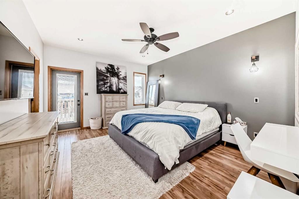 28 Bowman Circle, Sylvan Lake, AB - Indoor Photo Showing Bedroom