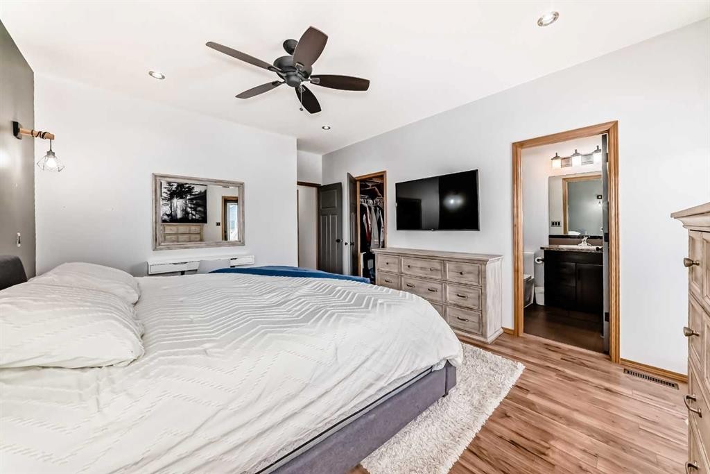 28 Bowman Circle, Sylvan Lake, AB - Indoor Photo Showing Bedroom