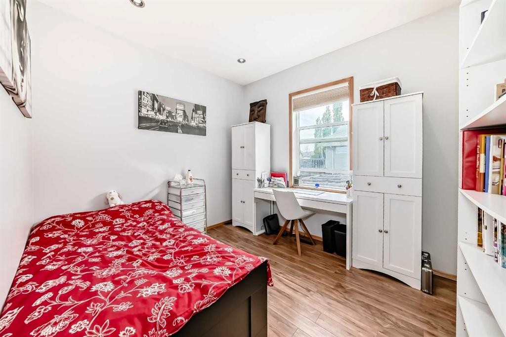 28 Bowman Circle, Sylvan Lake, AB - Indoor Photo Showing Bedroom