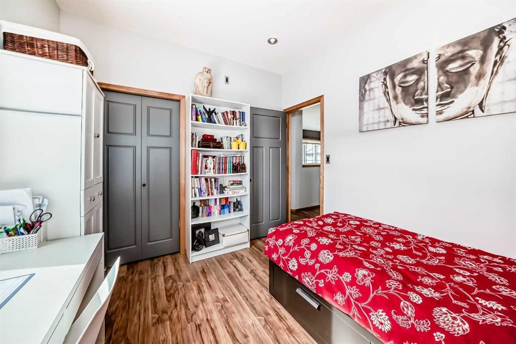 28 Bowman Circle, Sylvan Lake, AB - Indoor Photo Showing Bedroom