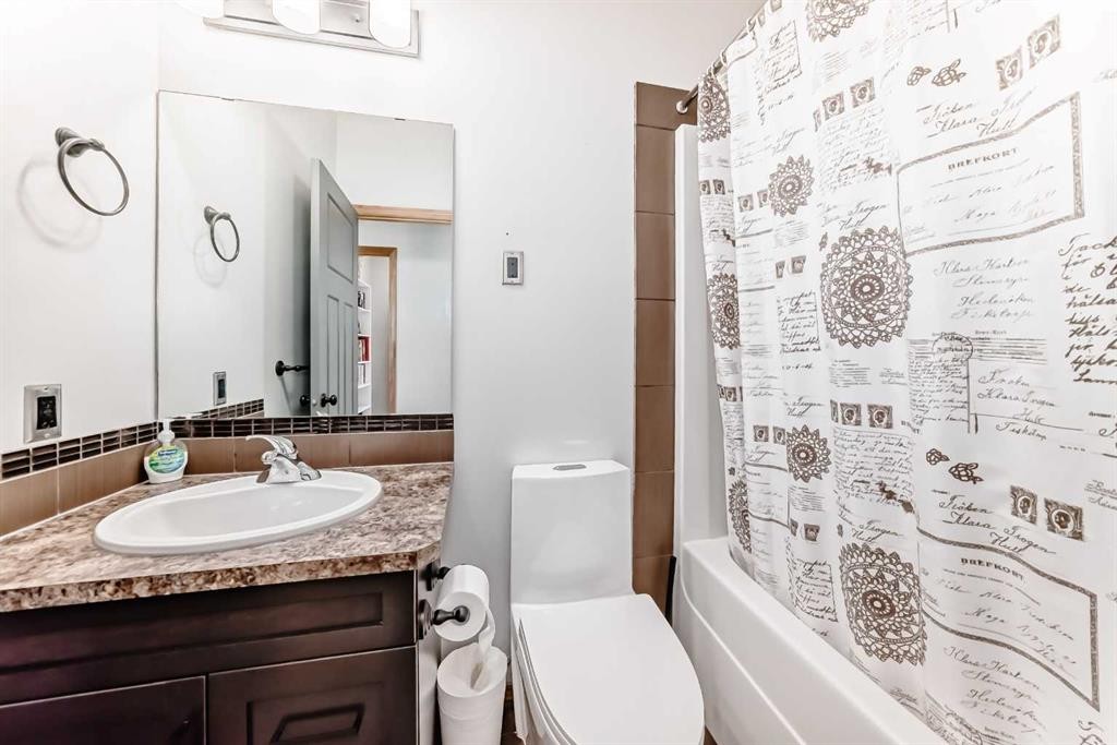 28 Bowman Circle, Sylvan Lake, AB - Indoor Photo Showing Bathroom