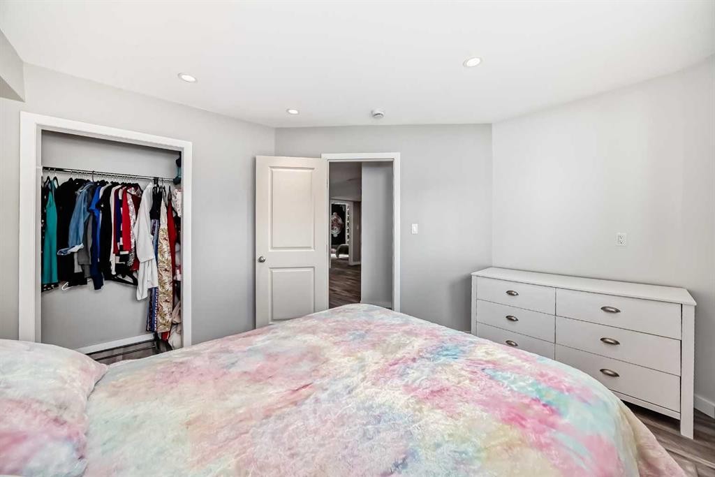 28 Bowman Circle, Sylvan Lake, AB - Indoor Photo Showing Bedroom