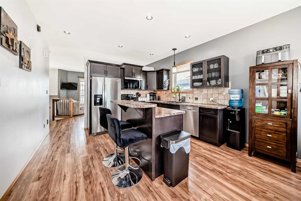 28 Bowman Circle, Sylvan Lake, AB - Indoor Photo Showing Kitchen With Upgraded Kitchen