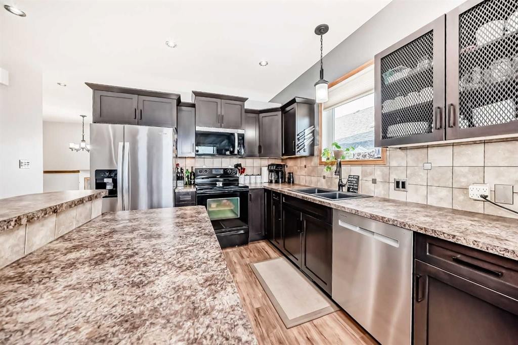 28 Bowman Circle, Sylvan Lake, AB - Indoor Photo Showing Kitchen With Double Sink With Upgraded Kitchen