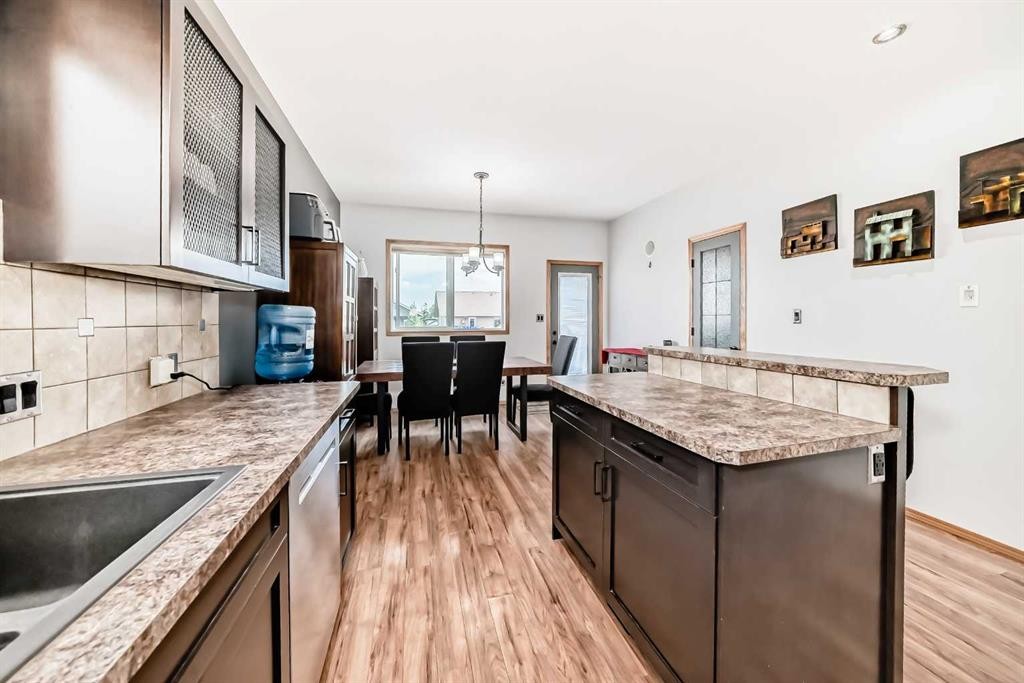 28 Bowman Circle, Sylvan Lake, AB - Indoor Photo Showing Kitchen