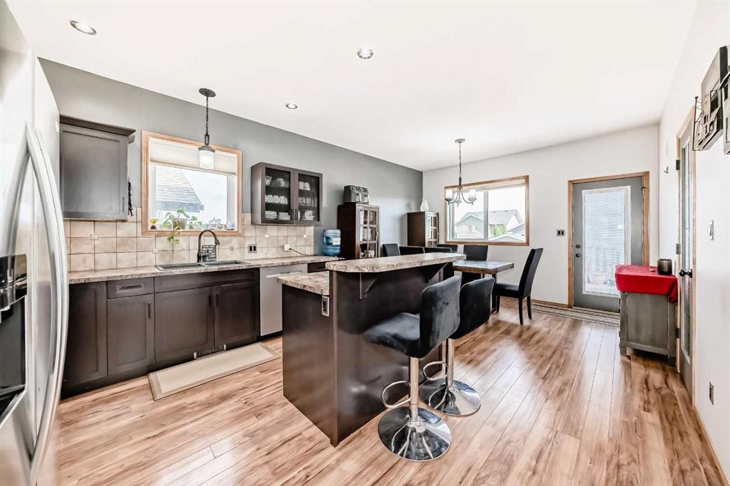 28 Bowman Circle, Sylvan Lake, AB - Indoor Photo Showing Kitchen