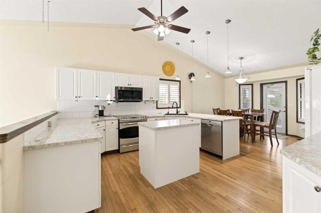 25 Fern Glade Crescent, Sylvan Lake, AB - Indoor Photo Showing Kitchen With Upgraded Kitchen
