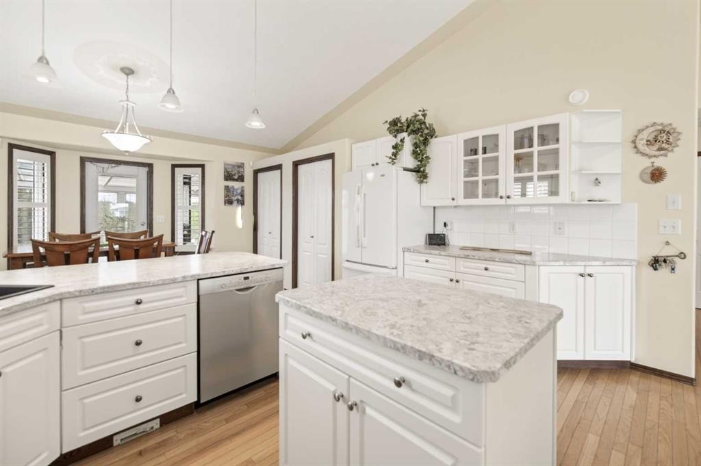 25 Fern Glade Crescent, Sylvan Lake, AB - Indoor Photo Showing Kitchen