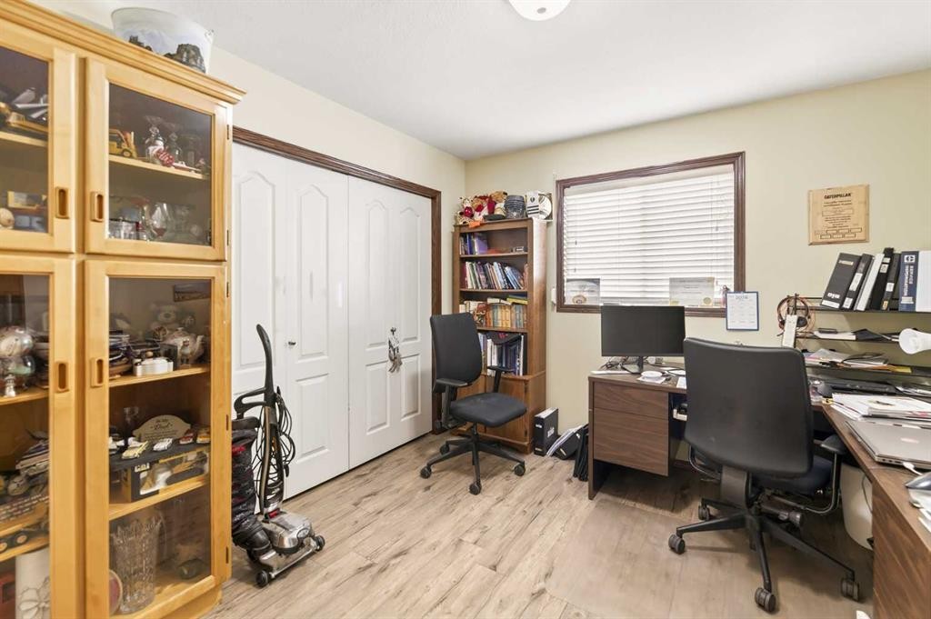 25 Fern Glade Crescent, Sylvan Lake, AB - Indoor Photo Showing Office
