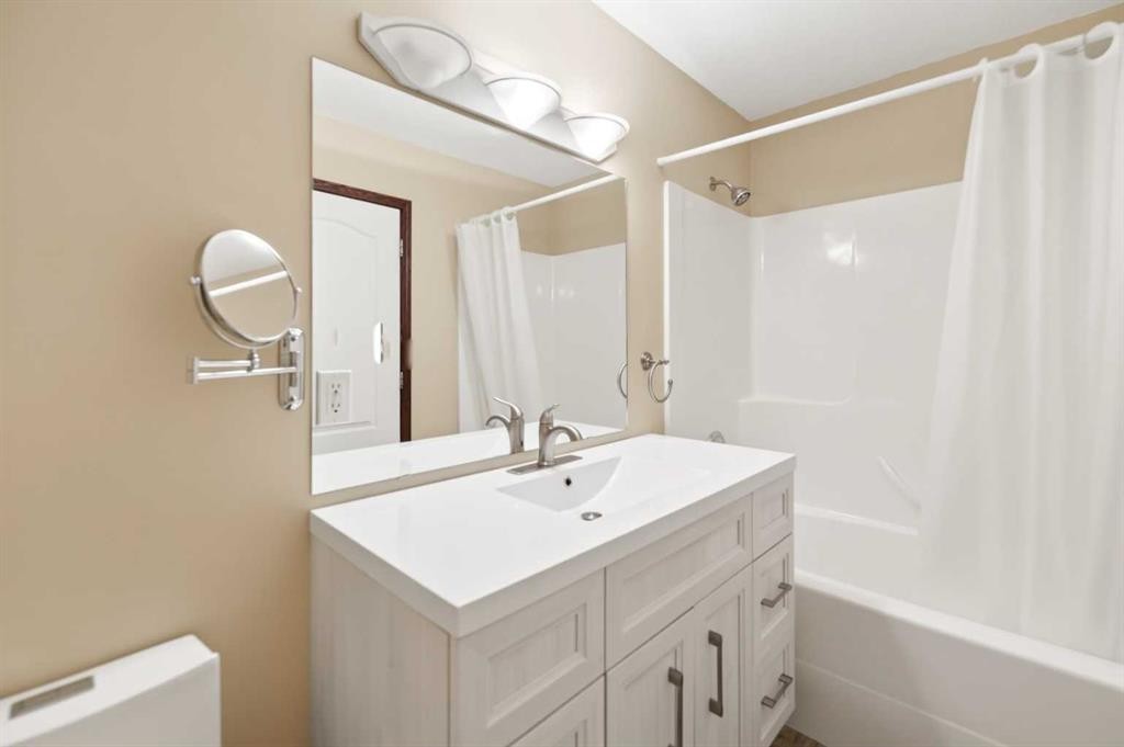 25 Fern Glade Crescent, Sylvan Lake, AB - Indoor Photo Showing Bathroom