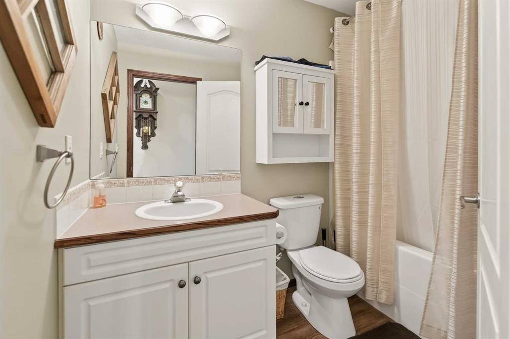 25 Fern Glade Crescent, Sylvan Lake, AB - Indoor Photo Showing Bathroom