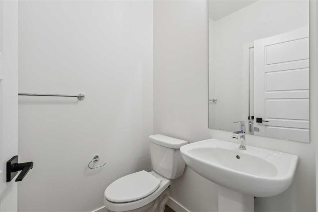 73 Sora Gate Se, Calgary, AB - Indoor Photo Showing Bathroom