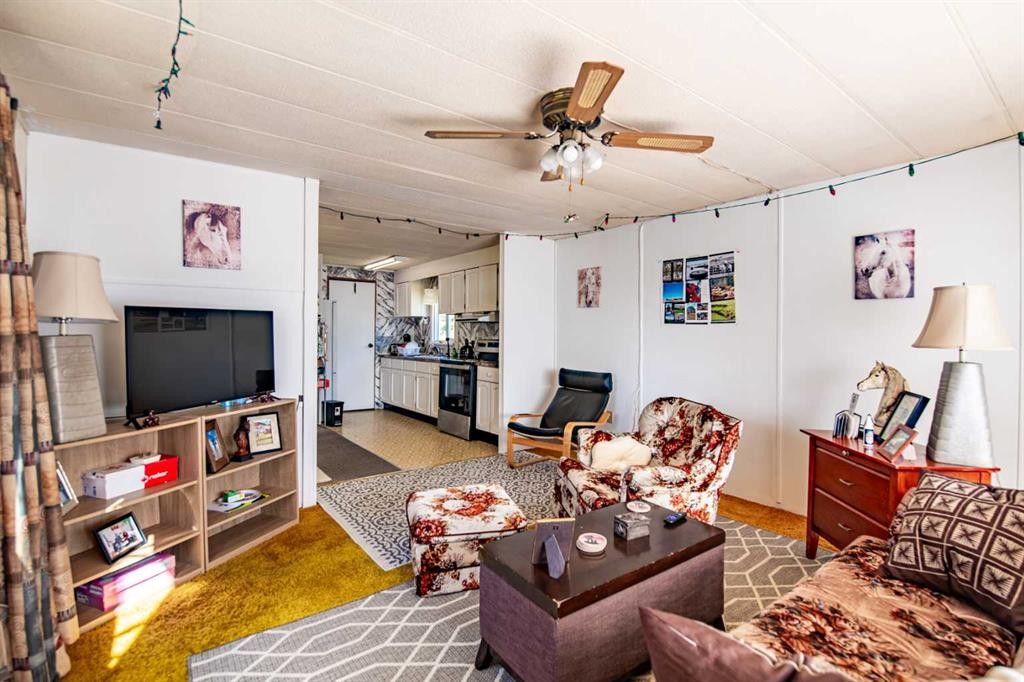 8 52 Street, Bluffton, AB - Indoor Photo Showing Living Room