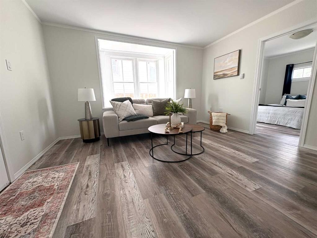 5129 48 Avenue, Ponoka, AB - Indoor Photo Showing Living Room