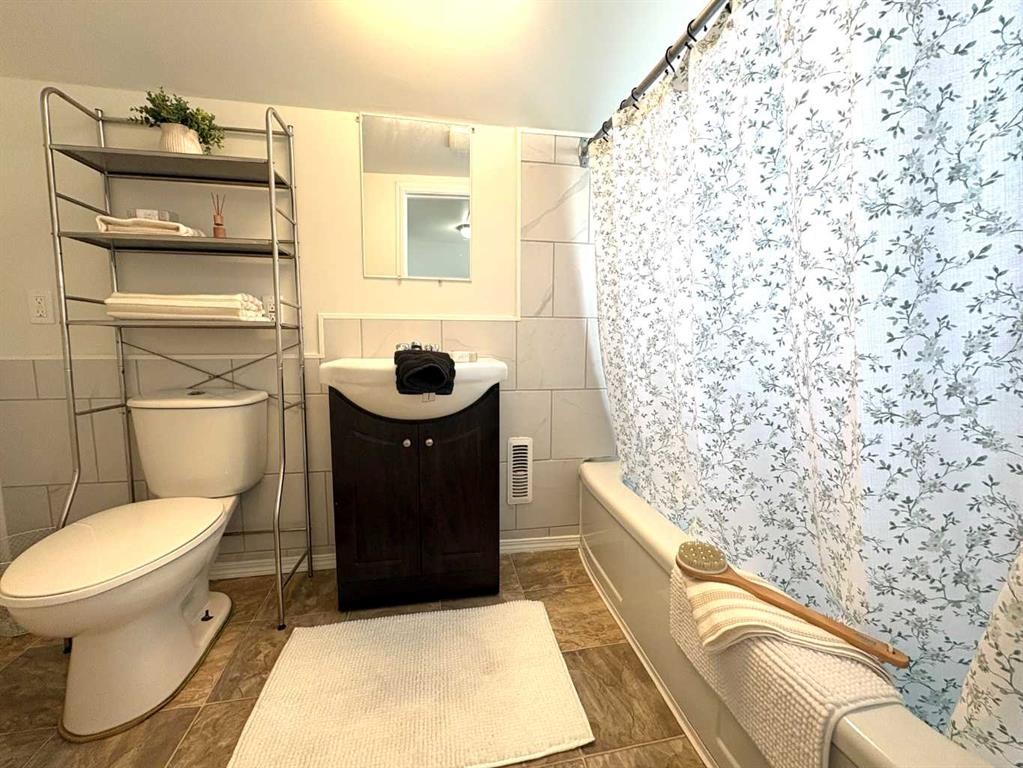 5129 48 Avenue, Ponoka, AB - Indoor Photo Showing Bathroom