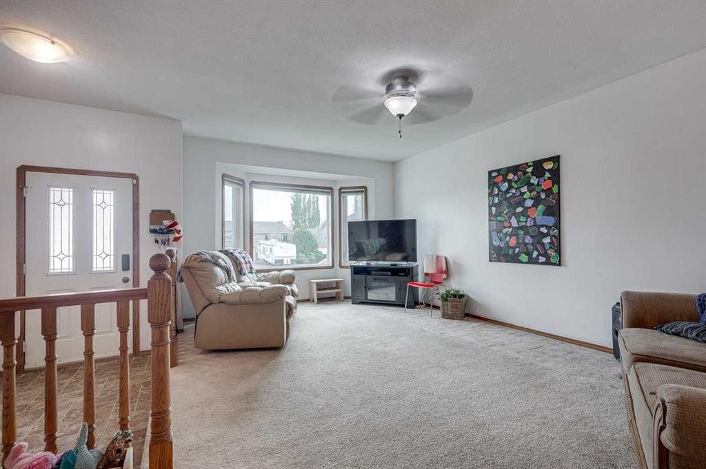 24 Bruns Bay, Lacombe, AB - Indoor Photo Showing Living Room
