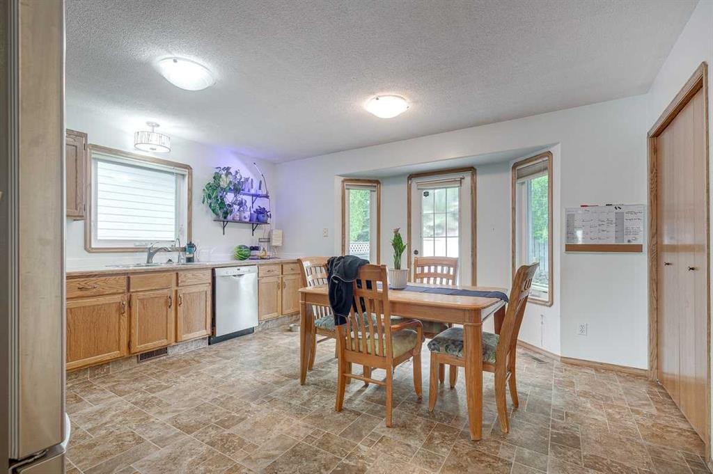 24 Bruns Bay, Lacombe, AB - Indoor Photo Showing Dining Room