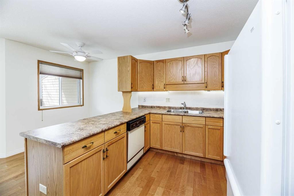 59-2816 Botterill Crescent, Red Deer, AB - Indoor Photo Showing Kitchen With Double Sink