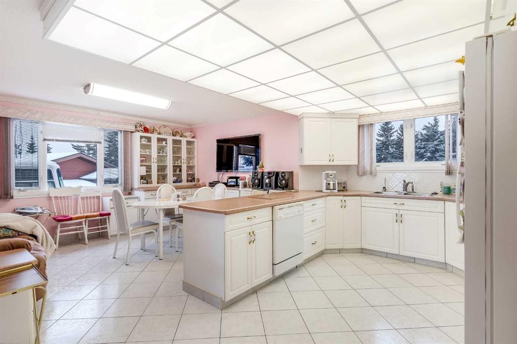 3 Rustic Road, Norglenwold, AB - Indoor Photo Showing Kitchen