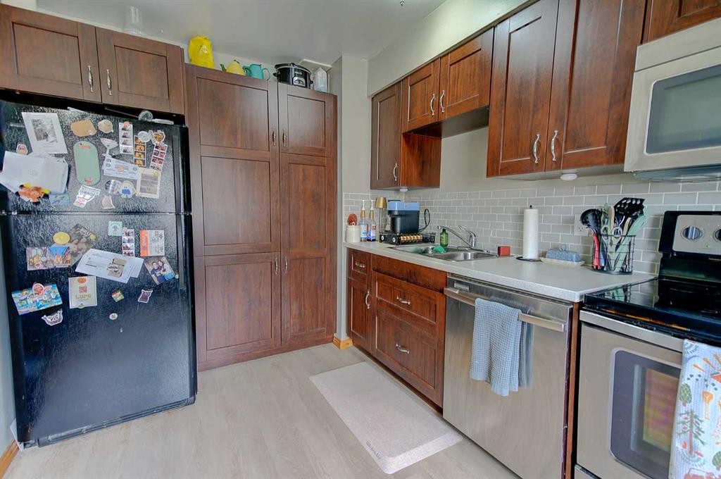 504-4719 33 Street, Red Deer, AB - Indoor Photo Showing Kitchen With Double Sink