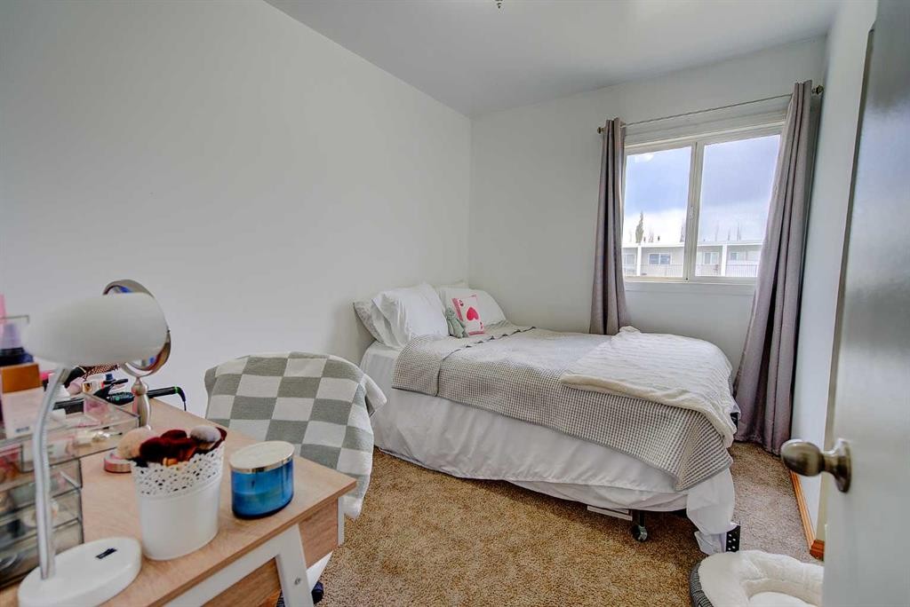 504-4719 33 Street, Red Deer, AB - Indoor Photo Showing Bedroom