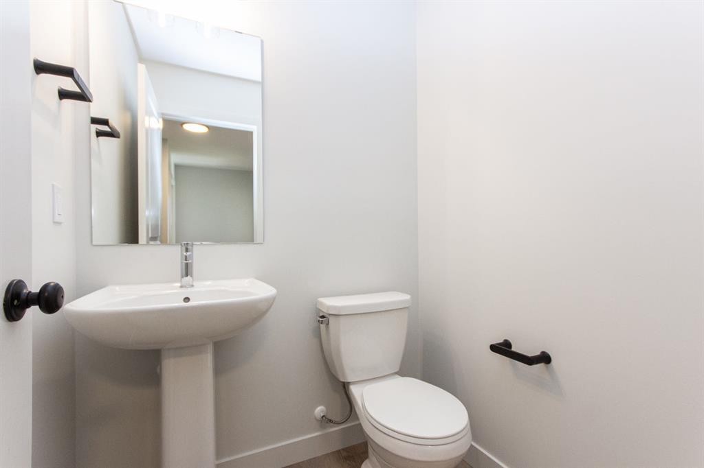 60 Trinity Street, Lacombe, AB - Indoor Photo Showing Bathroom