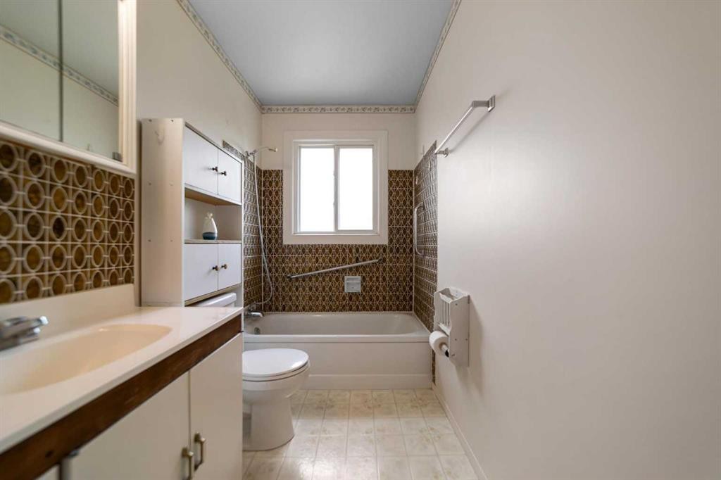 5805 48A Avenue, Camrose, AB - Indoor Photo Showing Bathroom