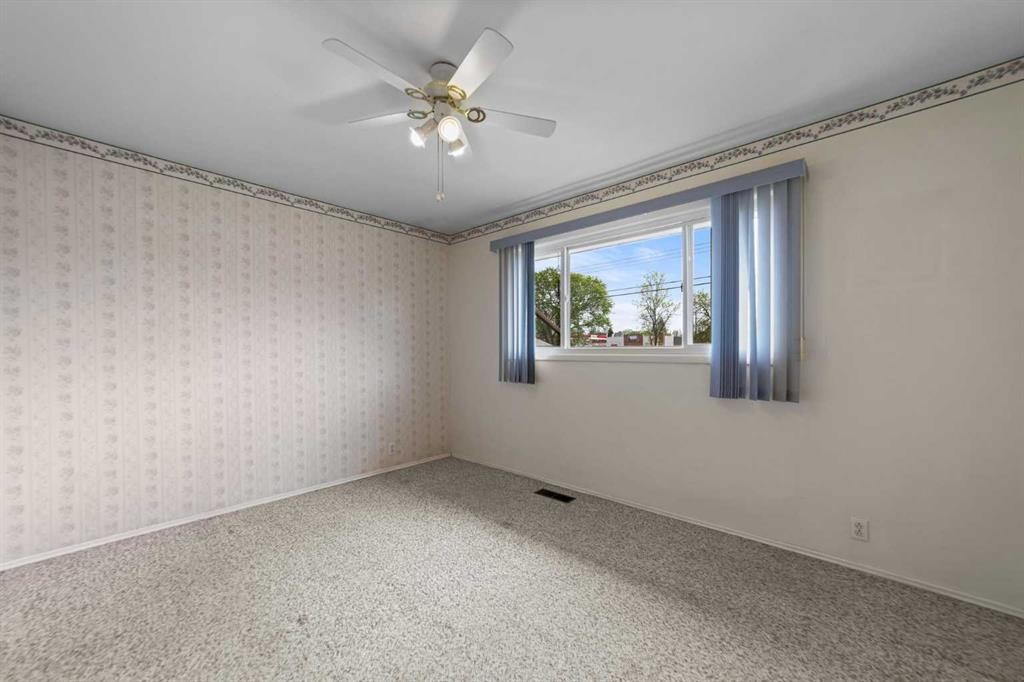 5805 48A Avenue, Camrose, AB - Indoor Photo Showing Other Room